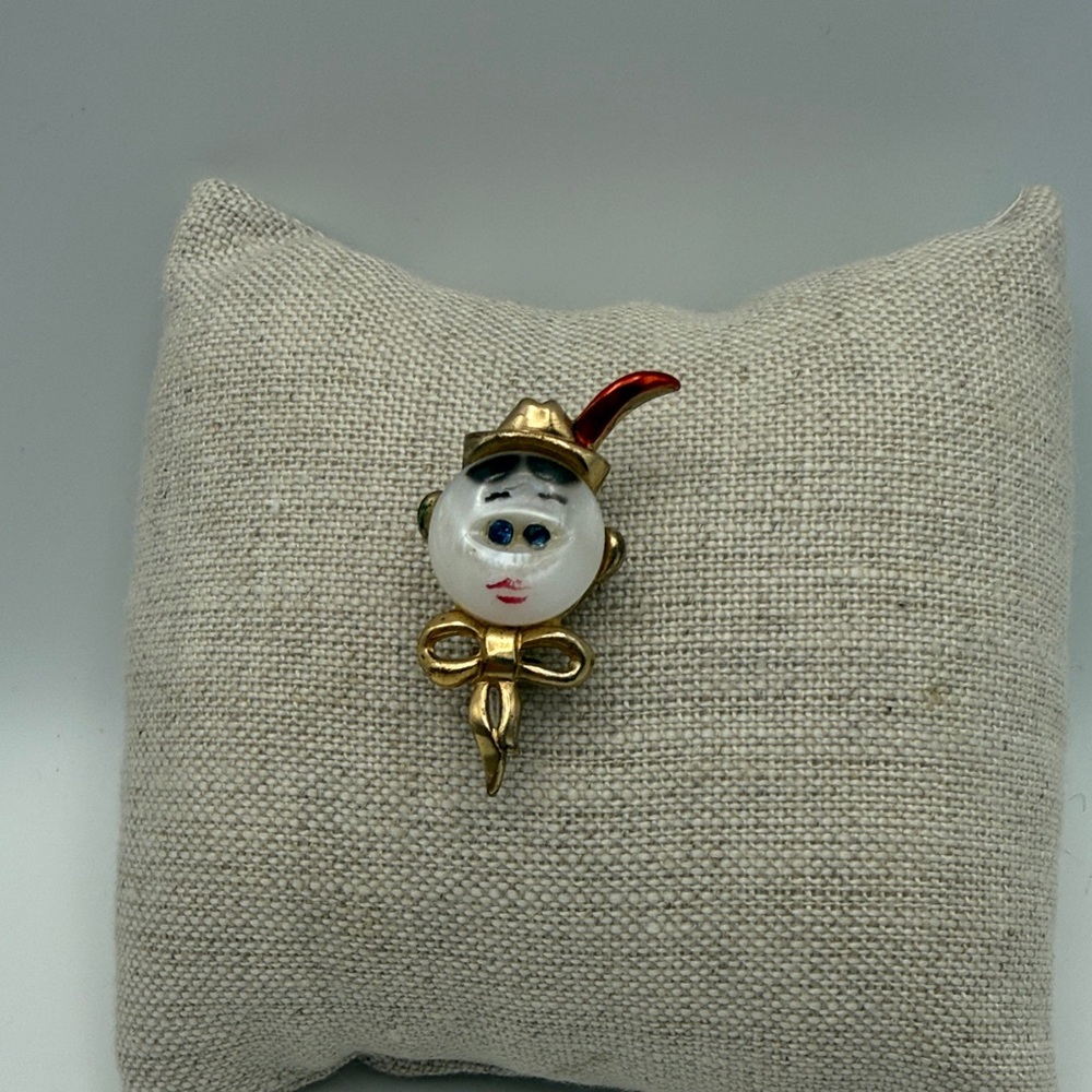 Vintage Uncas 1949 Gold Tone Figural Boy Face Feather Hat Button Brooch Whimsy